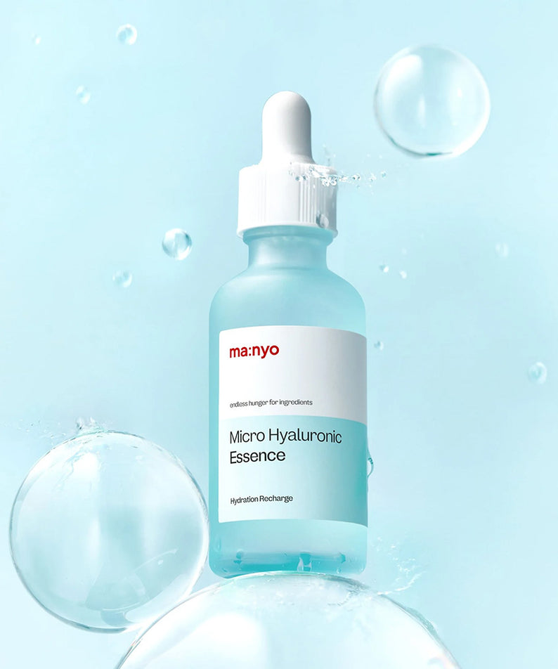 Flacon de MANYO Micro Hyaluronic Essence 50ml sur fond bleu avec bulles, hydratation intense