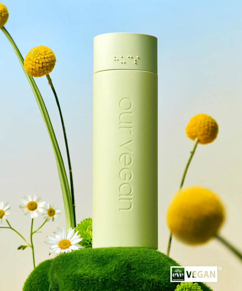 Flacon de MANYO Our Vegan Heartleaf Moisture Soothing Toner 315ml avec fleurs. Produit 100% végan, idéal pour apaiser la peau.