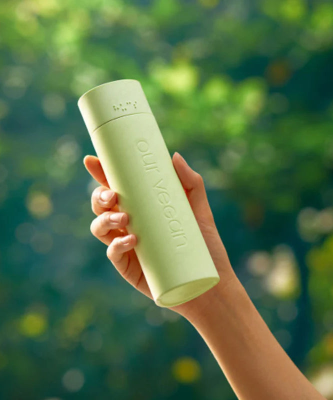 Bouteille de MANYO Our Vegan Heartleaf Moisture Soothing Toner 315ml tenue à la main, tonique hydratant et apaisant pour la peau, 315ml.