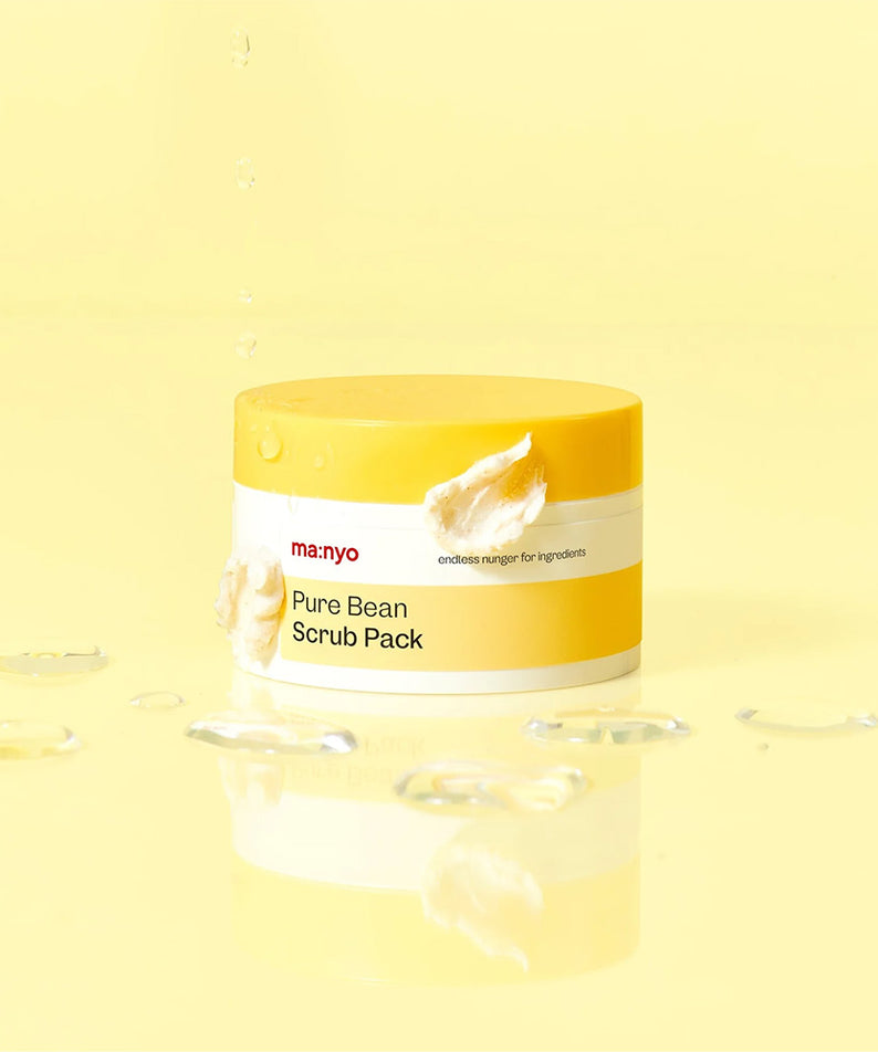 MANYO Pure Bean Scrub Pack 100ml en pot jaune sur fond jaune, exfoliant visage naturel pour une peau douce et éclatante.