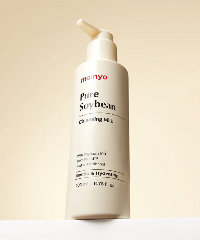 Produit cosmétique MANYO Pure Soybean Cleansing Milk 200ml hydratant et doux sur fond beige. Soin visage au soja naturel.