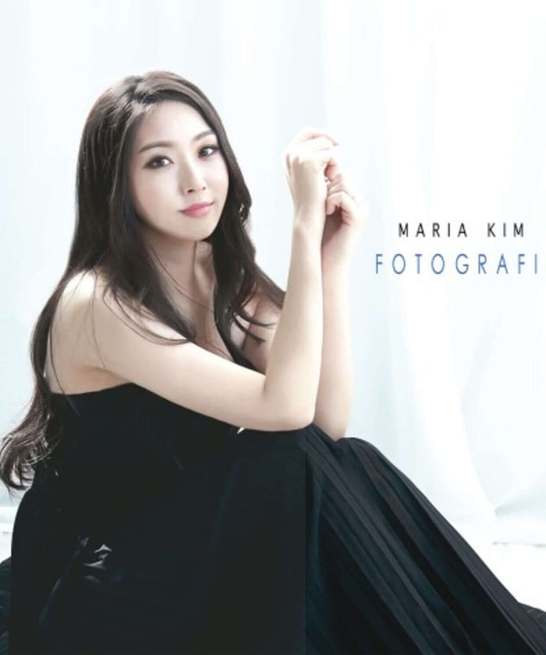 MARIA KIM - [FOTOGRAFIA] - Album Kpop : portrait de MARIA KIM en robe noire, pose studio fond clair, texte MARIA KIM