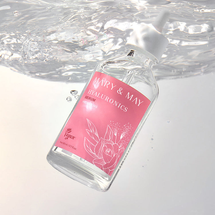 MARY&MAY Hyaluronic Serum 80ml en bouteille sous une cascade d’eau, visuel cosmétique de la marque MARY&MAY
