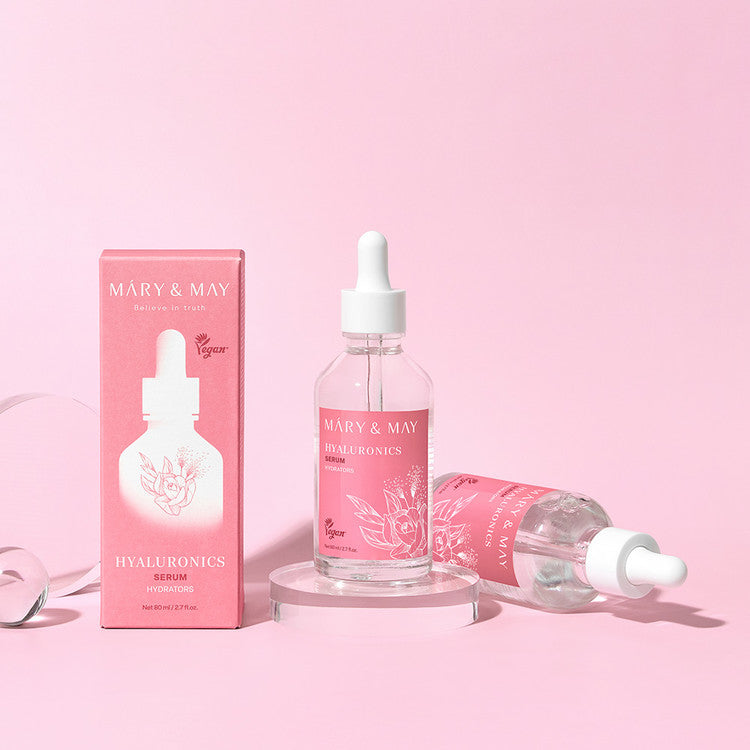MARY&MAY Hyaluronic Serum 80ml, flacon rose sur fond pastel, boîte et sérum, marque MARY&MAY en visuel beauté.
