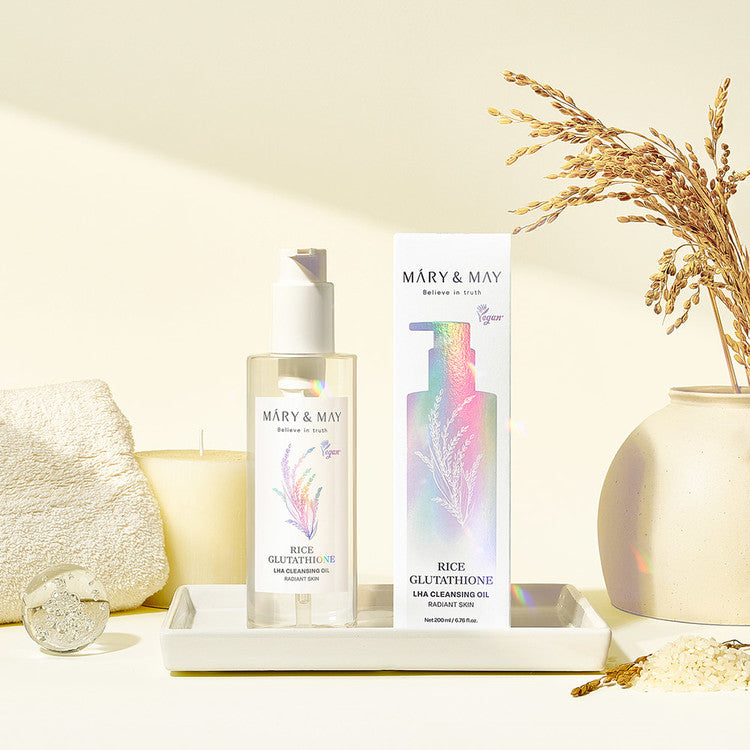 MARY&MAY Rice Glutathione Laha Cleansing Oil 200ml sur présentoir, marque MARY&MAY, ambiance beauté minimaliste