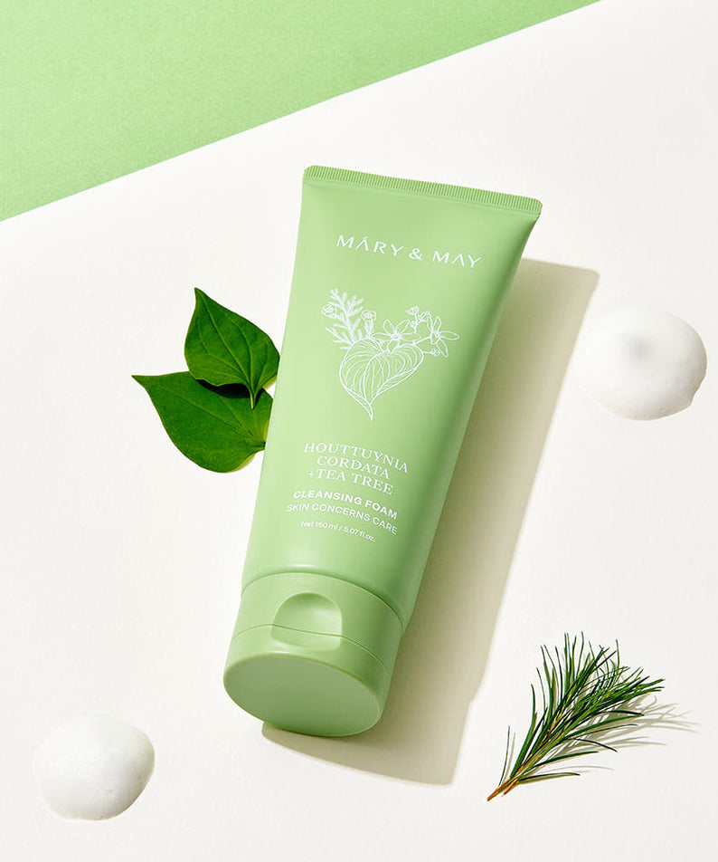 Décris l'image en français en mentionnant le produit, la marque et le contexte visuel : MARY&MAY Tea Tree Pore Cleansing Foam 150ml