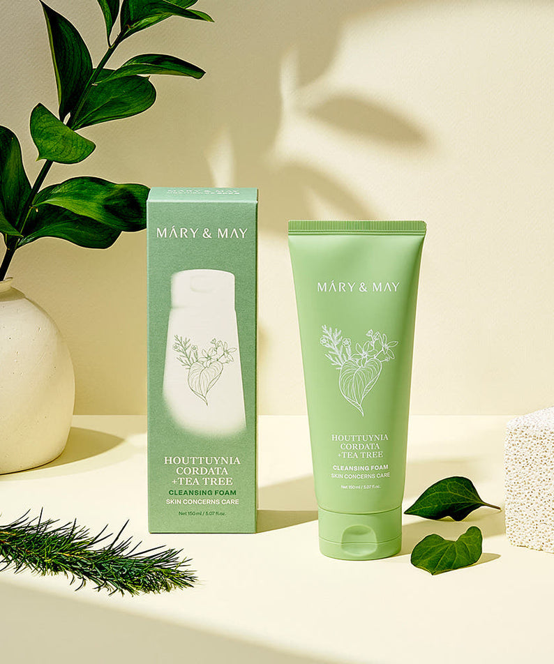 Décris l'image en français en mentionnant le produit, la marque et le contexte visuel : MARY&MAY Tea Tree Pore Cleansing Foam 150ml