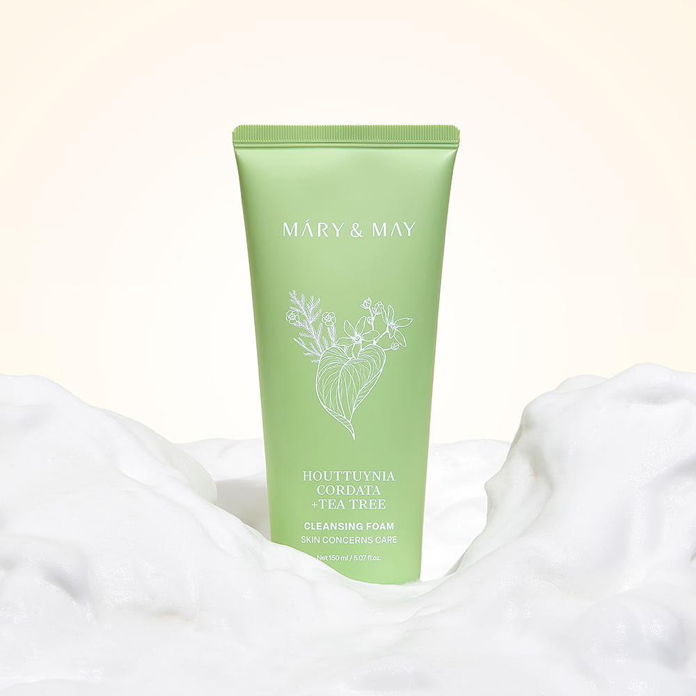 MARY&MAY Tea Tree Pore Cleansing Foam 150ml : flacon vert sur drap blanc, produit anti-pores, marque MARY&MAY.