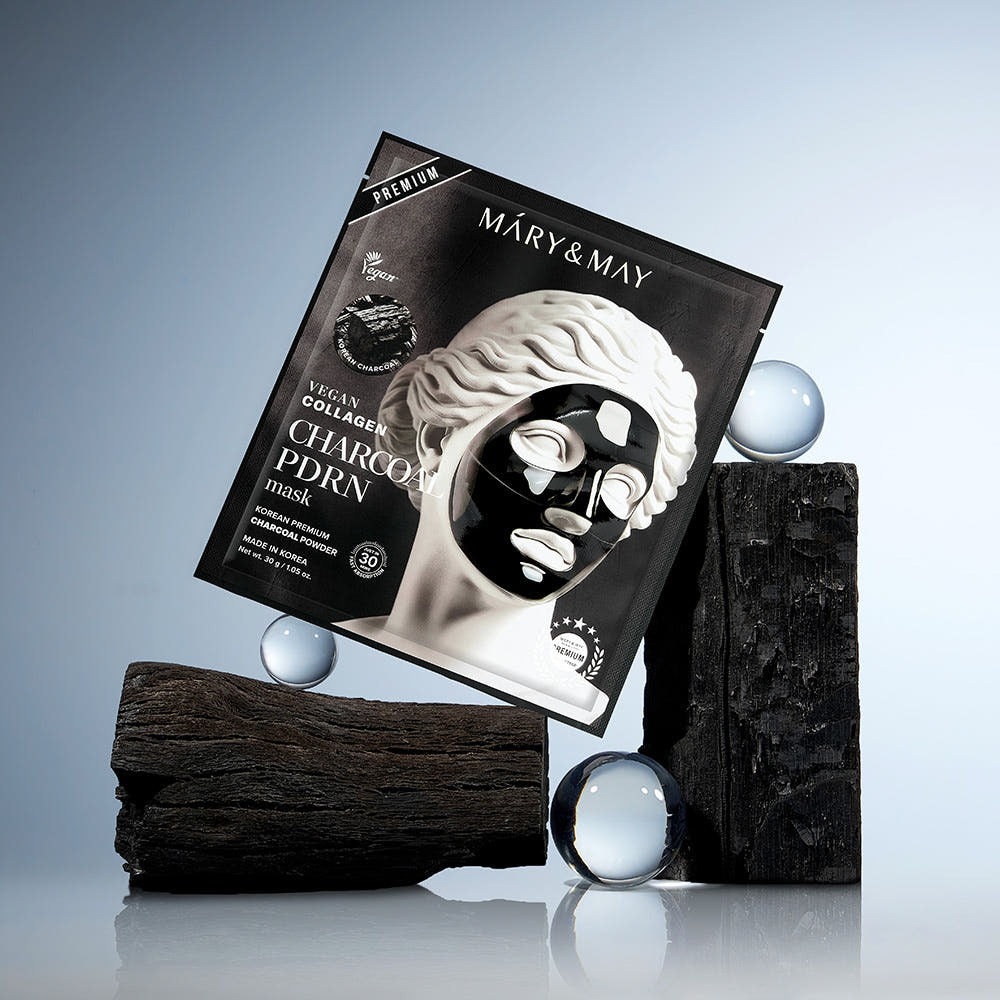 Décris l'image en français: MARY&MAY Vegan Collagen Charcoal PDRN Gel Mask (4 Sheets) de la marque, masques charbon sur fond bleu.