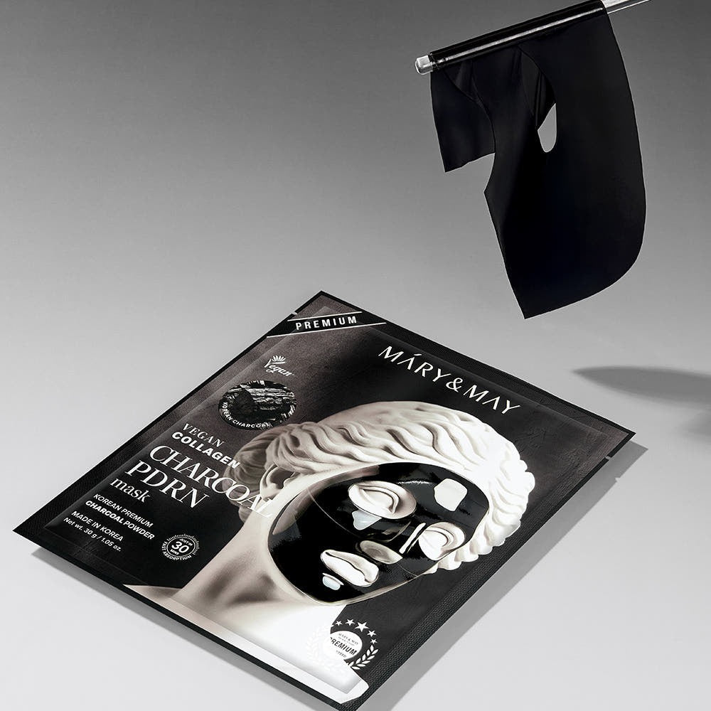Décris l'image en français : MARY&MAY Vegan Collagen Charcoal PDRN Gel Mask (4 Sheets) sur fond gris, masque en gel noir.