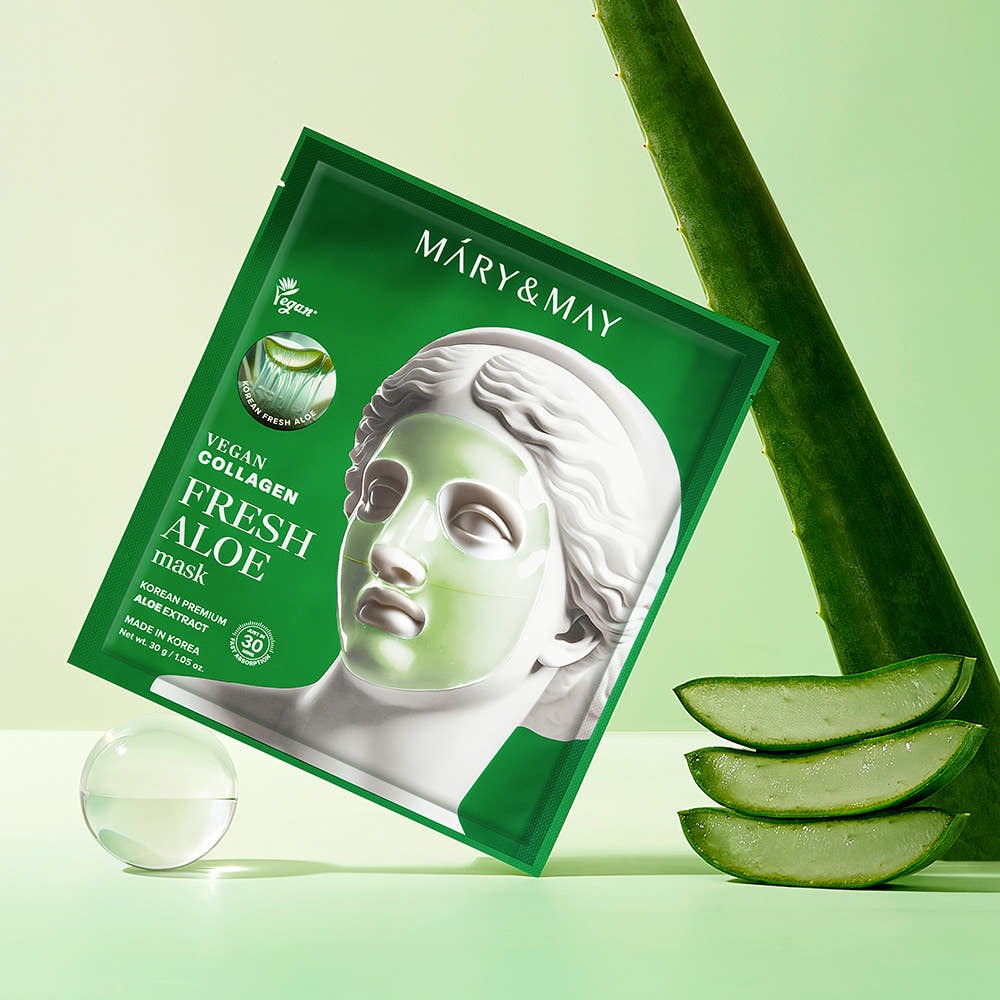 MARY&MAY Vegan Collagen Fresh Aloe Gel Mask (4 sheets), masque à l’aloe vera en packaging vert, marque MARY&MAY, sur fond vert.