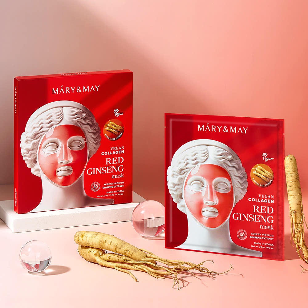 Décris l'image en français: MARY&MAY Vegan Collagen Red Ginseng Gel Mask (4 sheets) sur fond rose, packs rouges et ginseng.