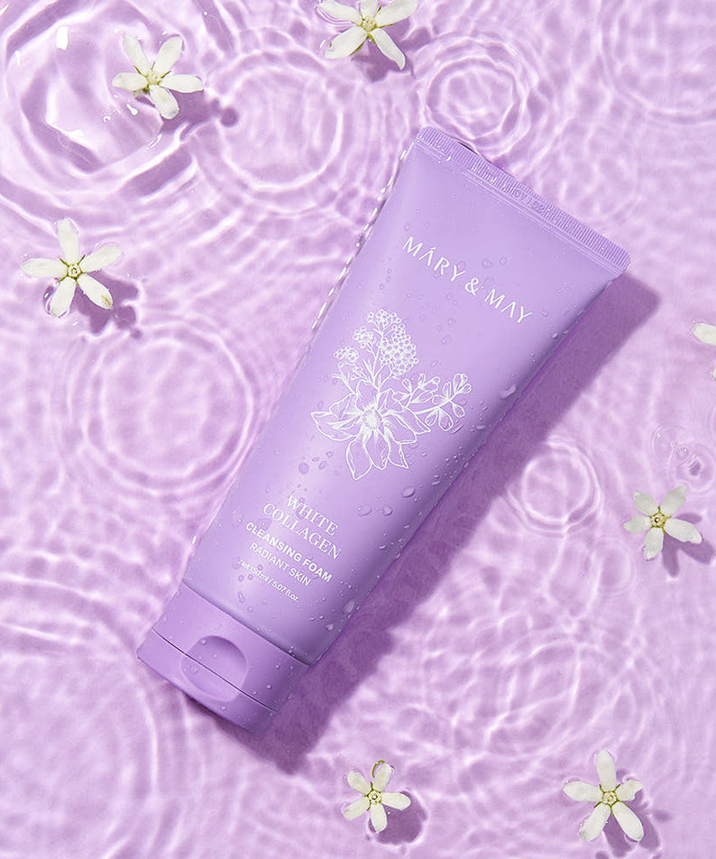 MARY&MAY White Collagen Cleansing Foam 150ml, tube sur fond violet fleuri, marque en gros plan, texture mousse