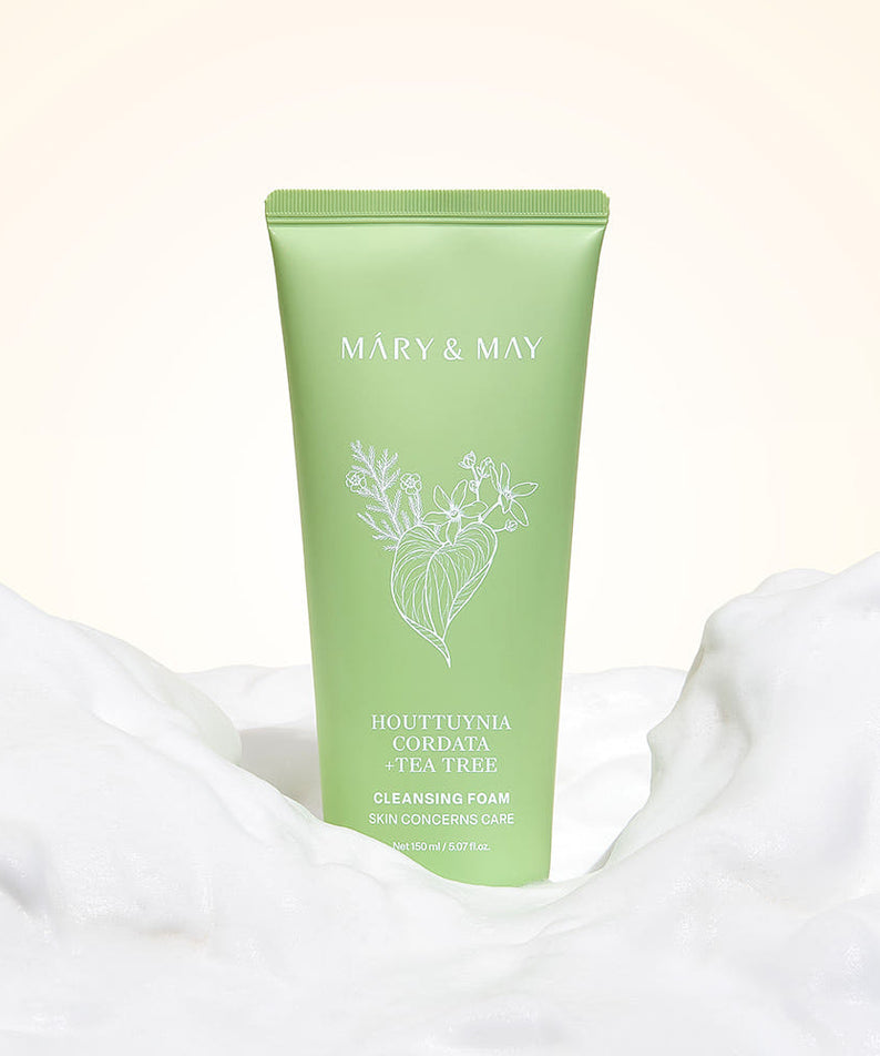 MARY&MAY Tea Tree Pore Cleansing Foam 150ml moussant avec fond de mousse blanche, produit de soin de la peau hydratant et nettoyant.