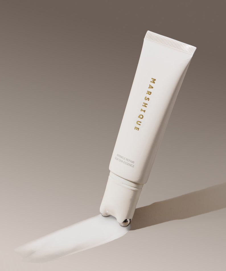 Tube de MARSHIQUE Wrinkle Repair Guasha Essence 45ml sur fond beige.