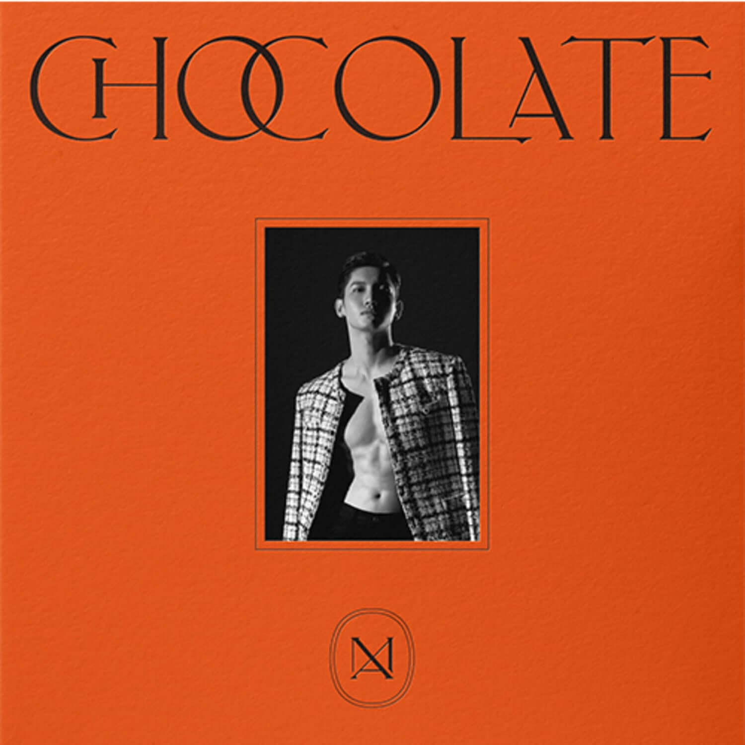 MAX CHANGMIN - 1st Album [CHOCOLATE] - Album Kpop : pochette orange avec portrait du chanteur, marque MAX CHANGMIN au centre.