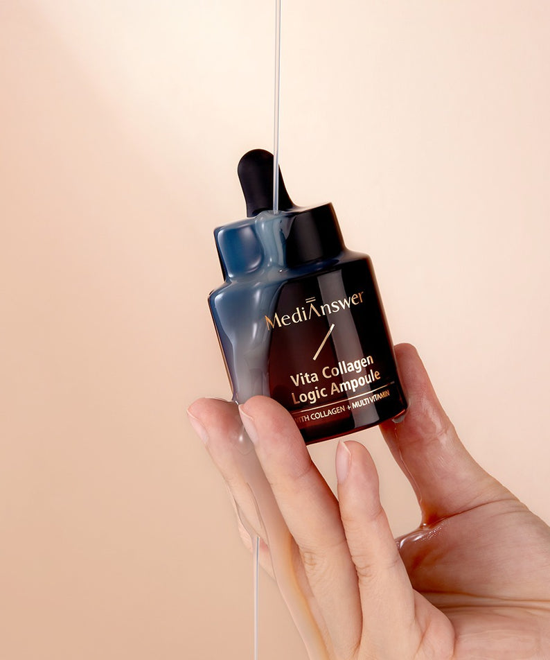 Flacon de MEDIANSWER Vita Collagen Logic Ampoule tenu à la main, esthétique et raffiné sur fond beige.