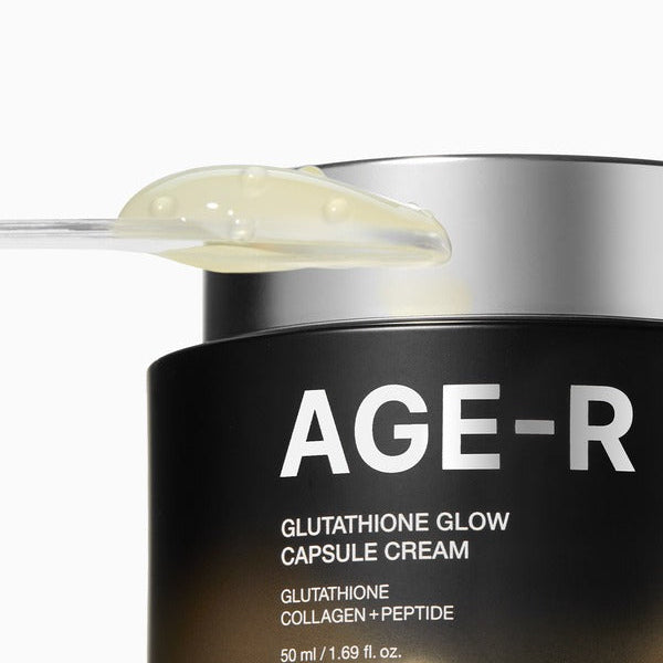 MEDICUBE AgeR Glutathione Glow Capsule Cream de la marque MEDICUBE, pot noir et capsule crème jaune sur fond blanc.