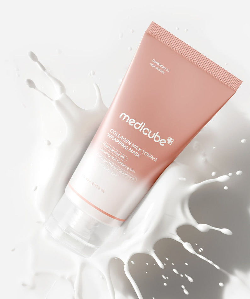 MEDICUBE Collagen Milk Wrapping Mask 80ml, crème rosée MEDICUBE sur fond blanc éclaboussé de lait, pot et packaging.