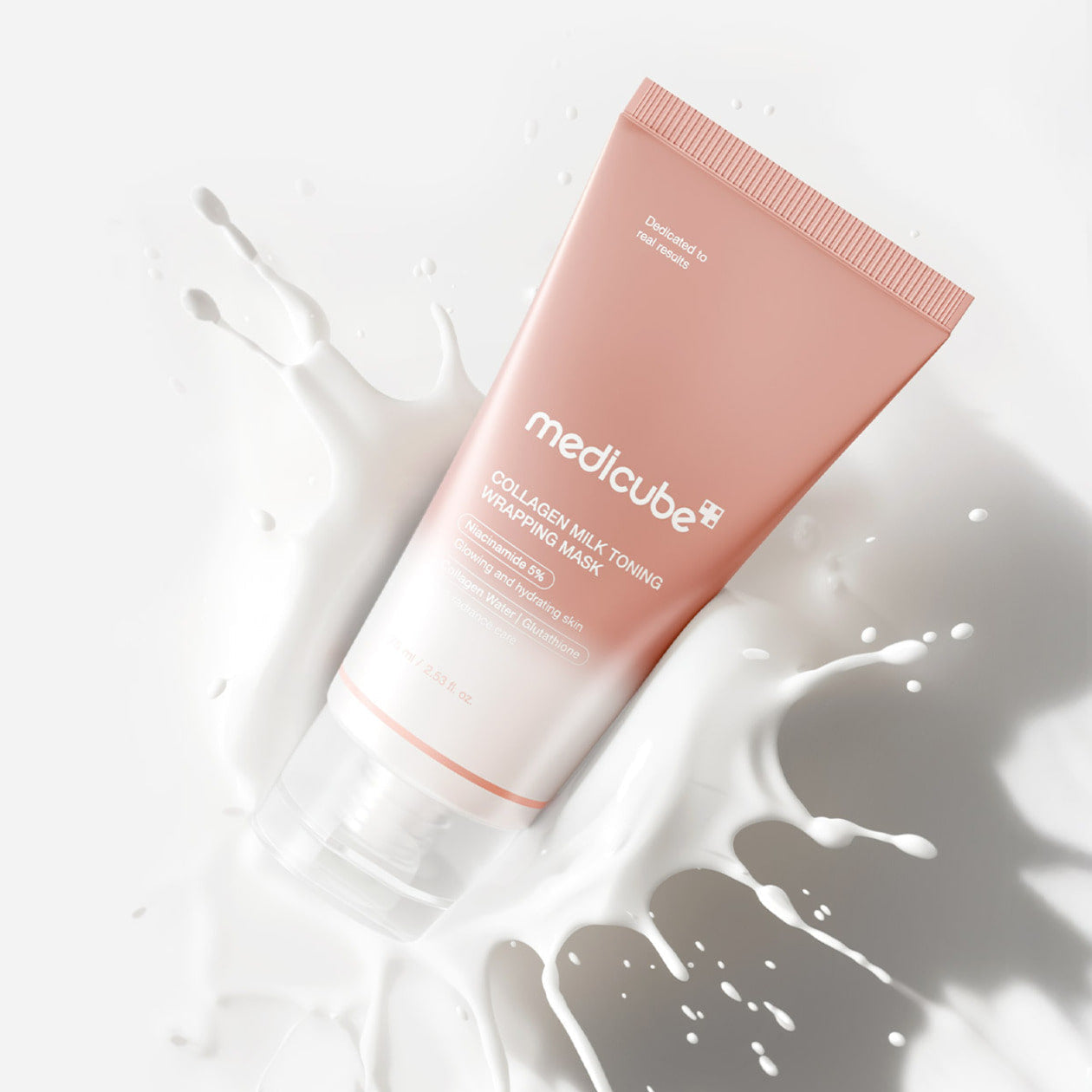 MEDICUBE Collagen Milk Wrapping Mask 80ml, crème rosée MEDICUBE sur fond blanc éclaboussé de lait, pot et packaging.