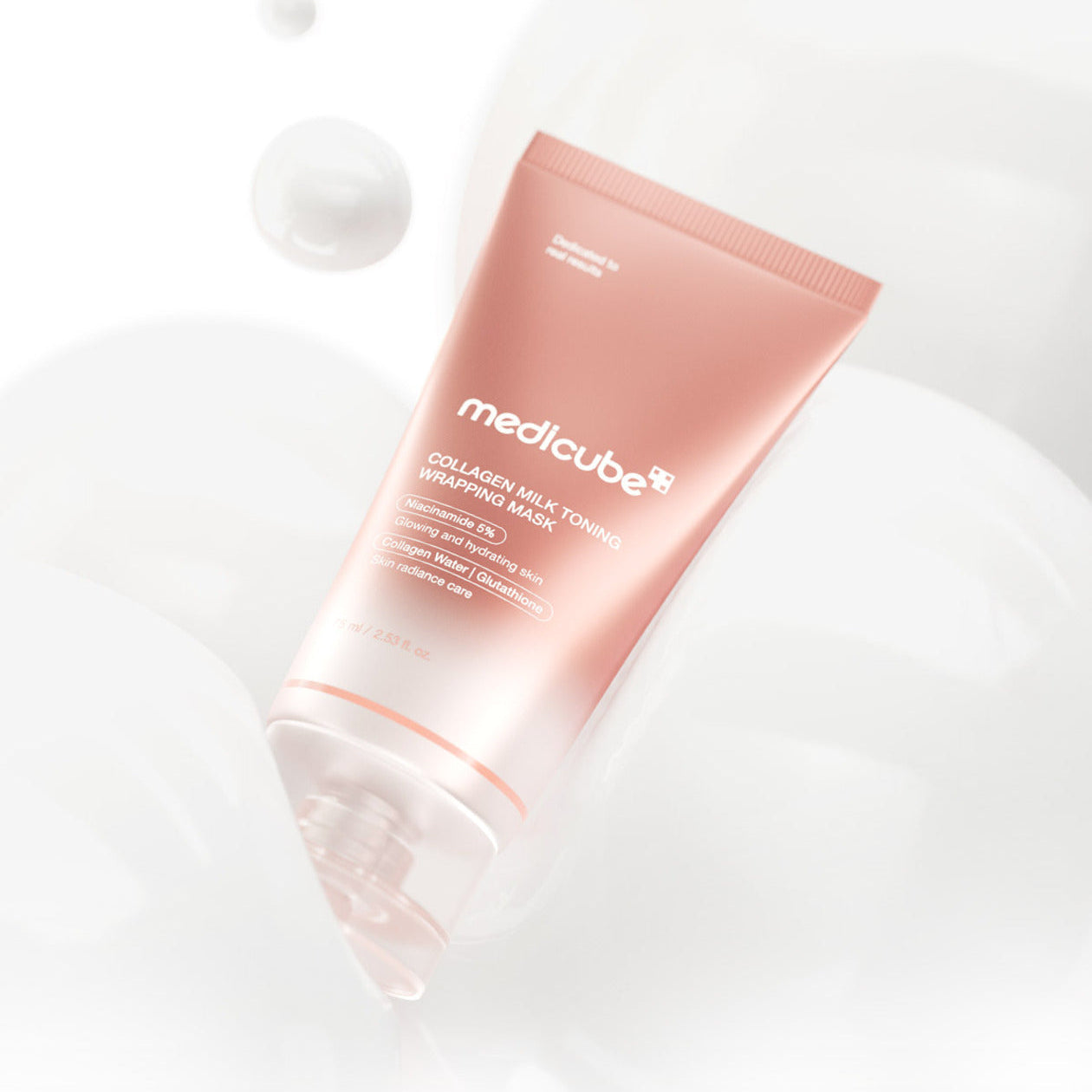 MEDICUBE Collagen Milk Wrapping Mask 80ml de la marque MEDICUBE, tube rose posé sur fond blanc lumineux.