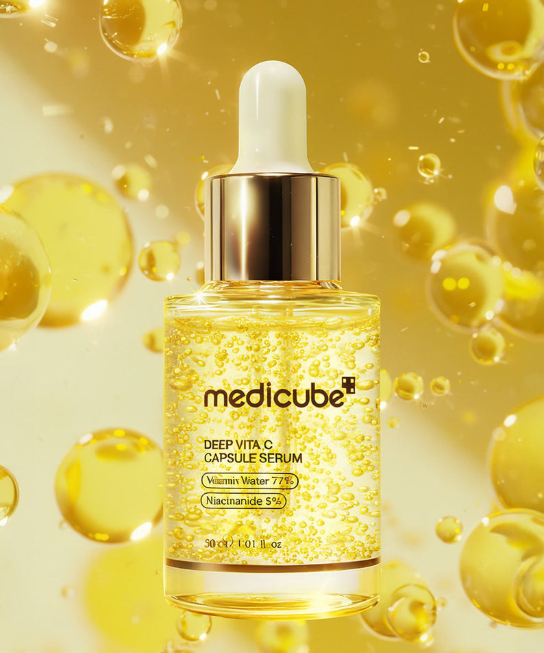 MEDICUBE Deep Vita C Capsule Serum 50ml, serum à la vitamine C avec gouttes dorées, bouteille medcube sur fond jaune.