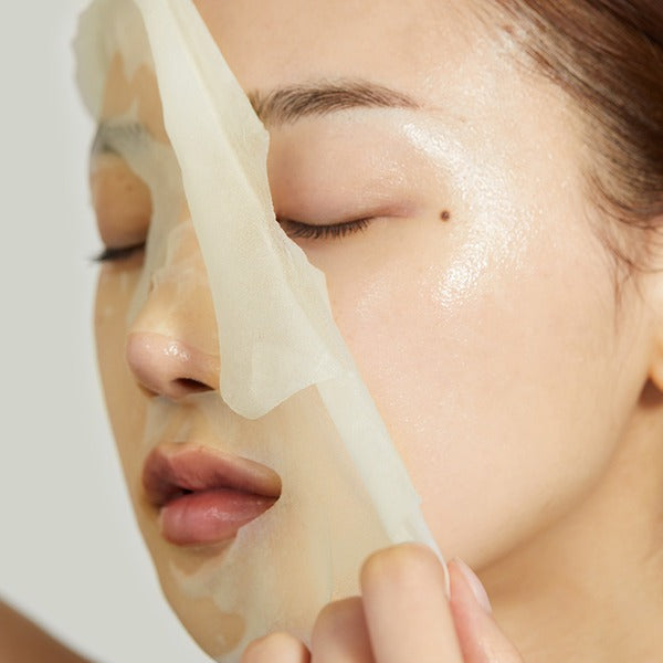 MEDICUBE Deep Vita C Daily Quick Mask 30 Sheets : masque visage à base de vitamine C, femme l’applique en gros plan