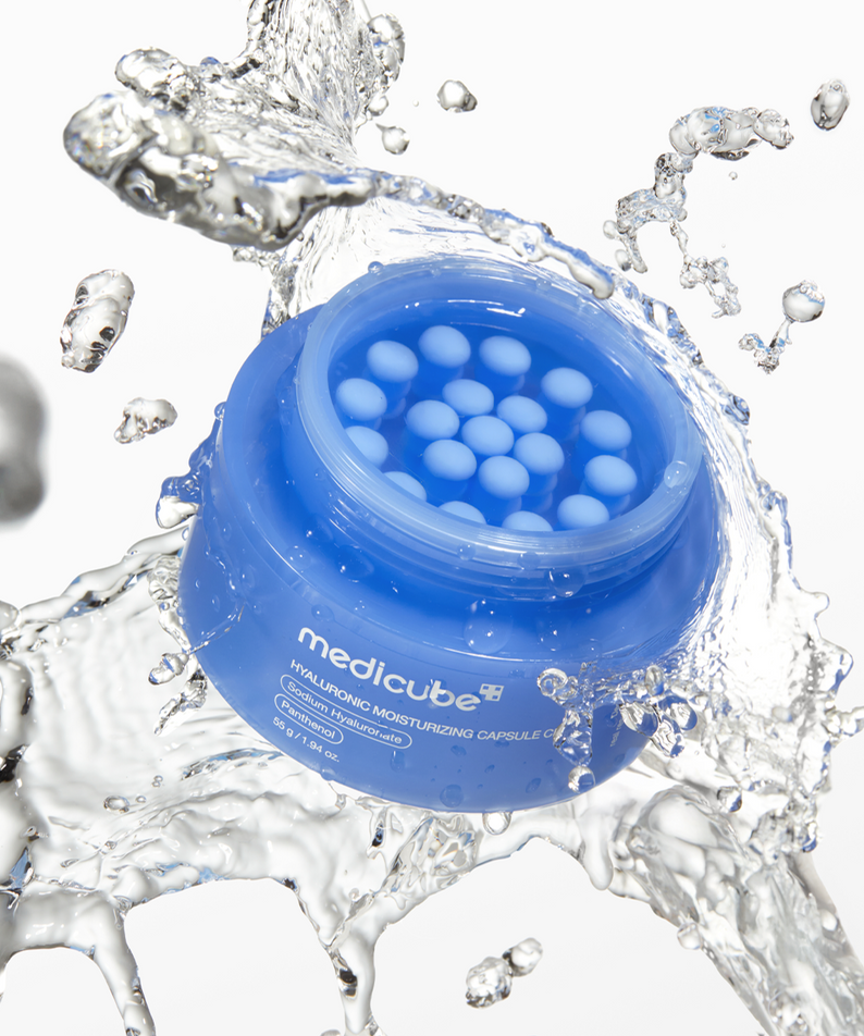 MEDICUBE Hyaluronic Moisturizing Capsule Cream 55g, pot bleu avec gouttes d’eau, marque MEDICUBE, fond blanc, visuel hydratant