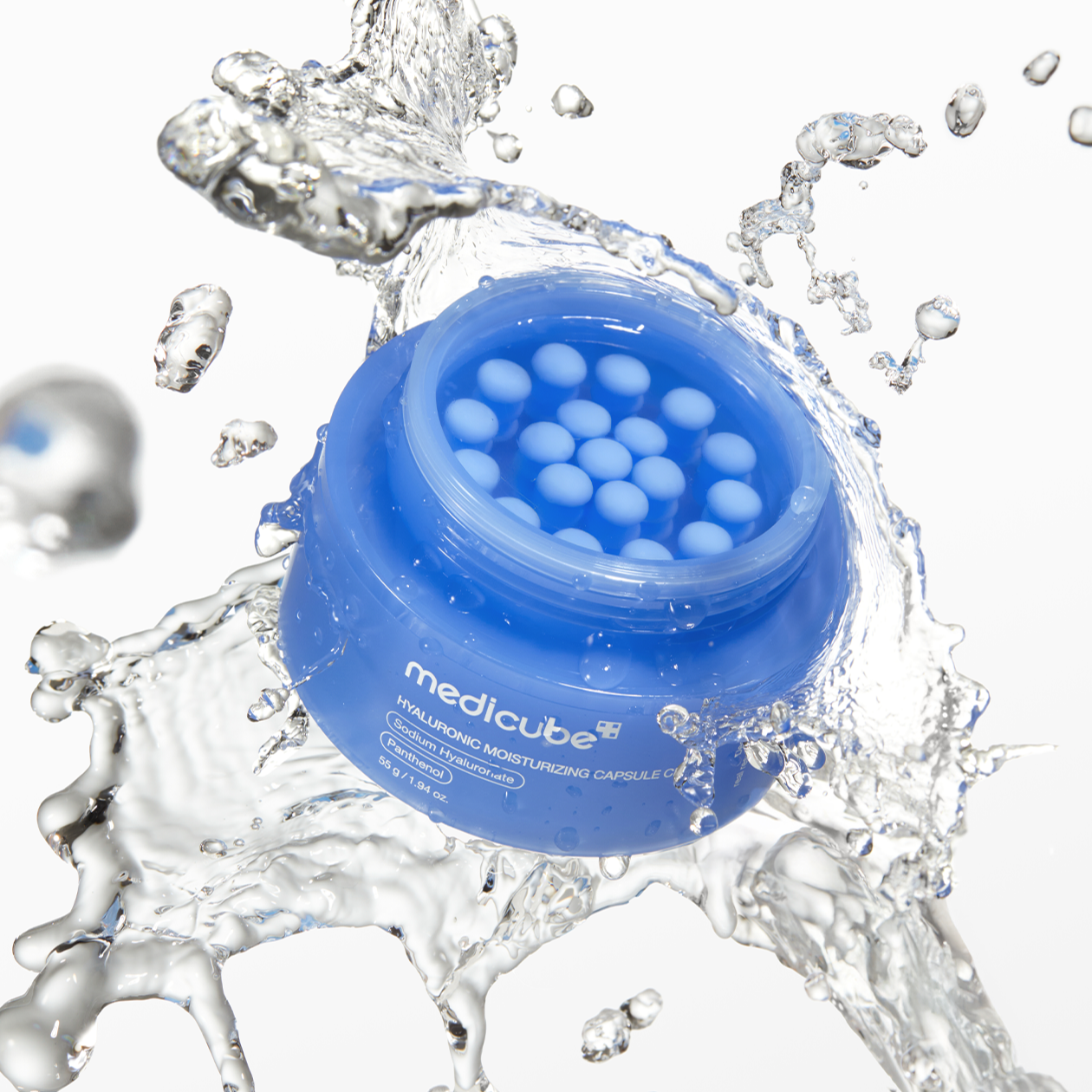 MEDICUBE Hyaluronic Moisturizing Capsule Cream 55g, pot bleu avec gouttes d’eau, marque MEDICUBE, fond blanc, visuel hydratant