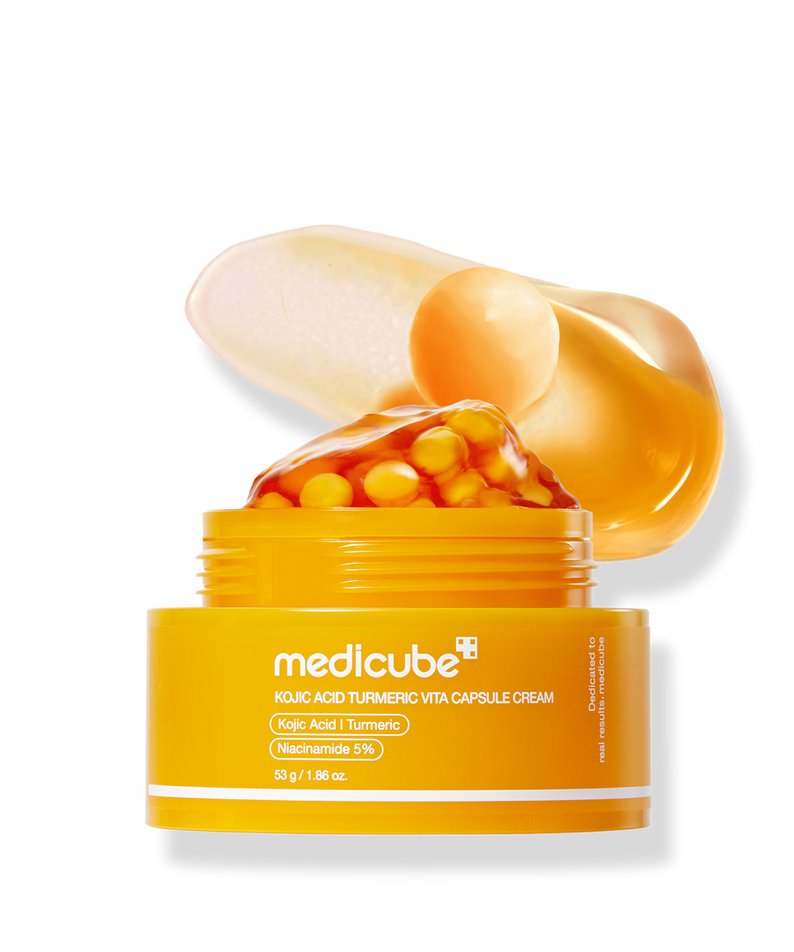 MEDICUBE Kojic Acid Turmeric Vita Capsule Cream 53g, crème visage de la marque, pot jaune isolé sur fond noir, capsule.