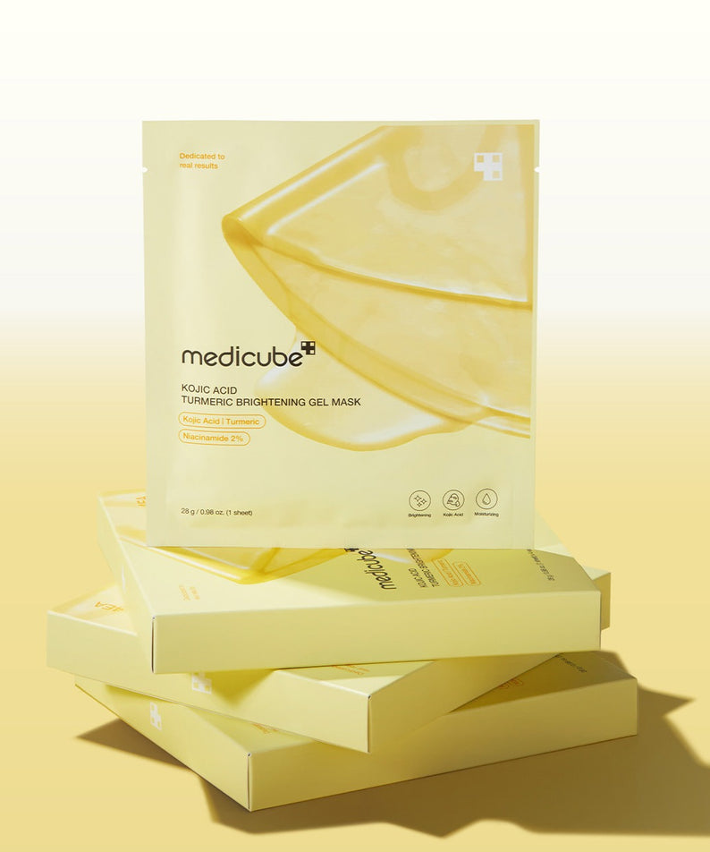 MEDICUBE Kojic Acid Turmeric Vita Gel Mask de la marque MEDICUBE, pack en gel crème sur fond jaune en studio