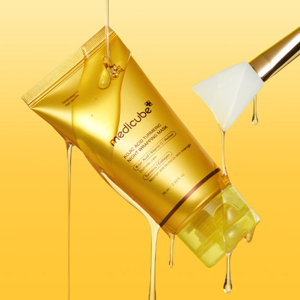 Décris l'image en français en mentionnant le produit, la marque et le contexte visuel : MEDICUBE Kojic Acid Turmeric Vita Wrapping Mask 75ml, tube jaune sur fond doré.