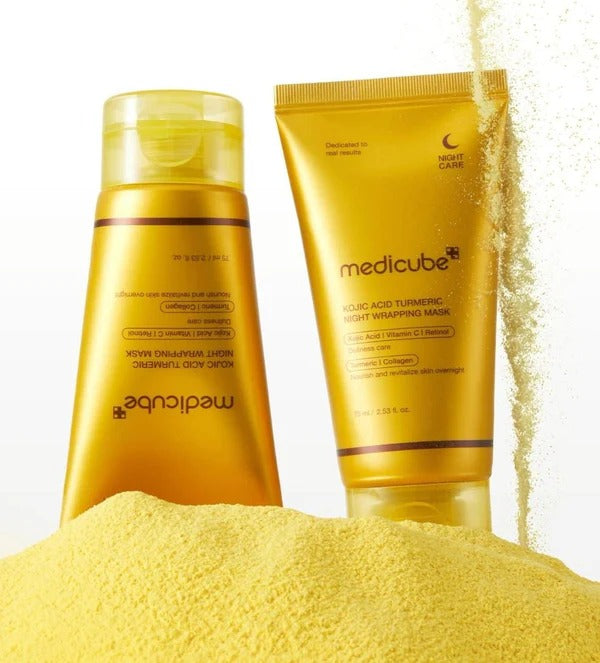 MEDICUBE Kojic Acid Turmeric Vita Wrapping Mask 75ml, crème de marque Medicube sur fond doré, flacon et tube