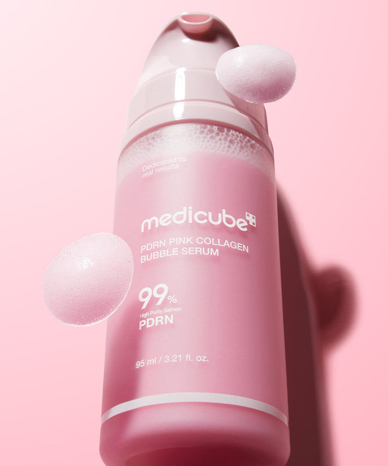 MEDICUBE PDRN Bubble Cream Serum 95ml, flacon rose med,cube sur fond rose, bulles et texture crème en contexte beauté.