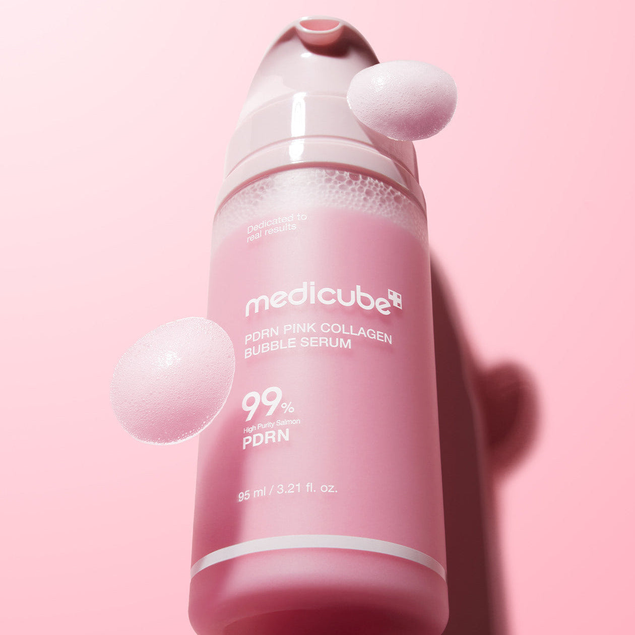 MEDICUBE PDRN Bubble Cream Serum 95ml, flacon rose med,cube sur fond rose, bulles et texture crème en contexte beauté.