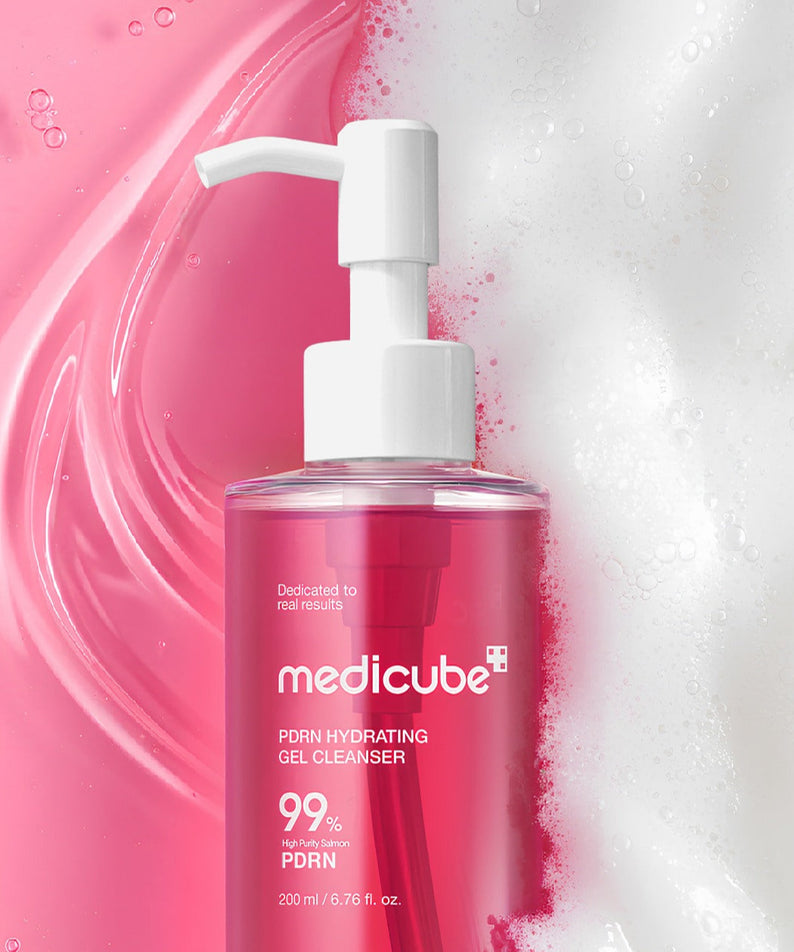 MEDICUBE PDRN Gel-To-Foam Cleanser 200ml de Mediacube en flacon, sur fond rose et mousse, bulles d’eau
