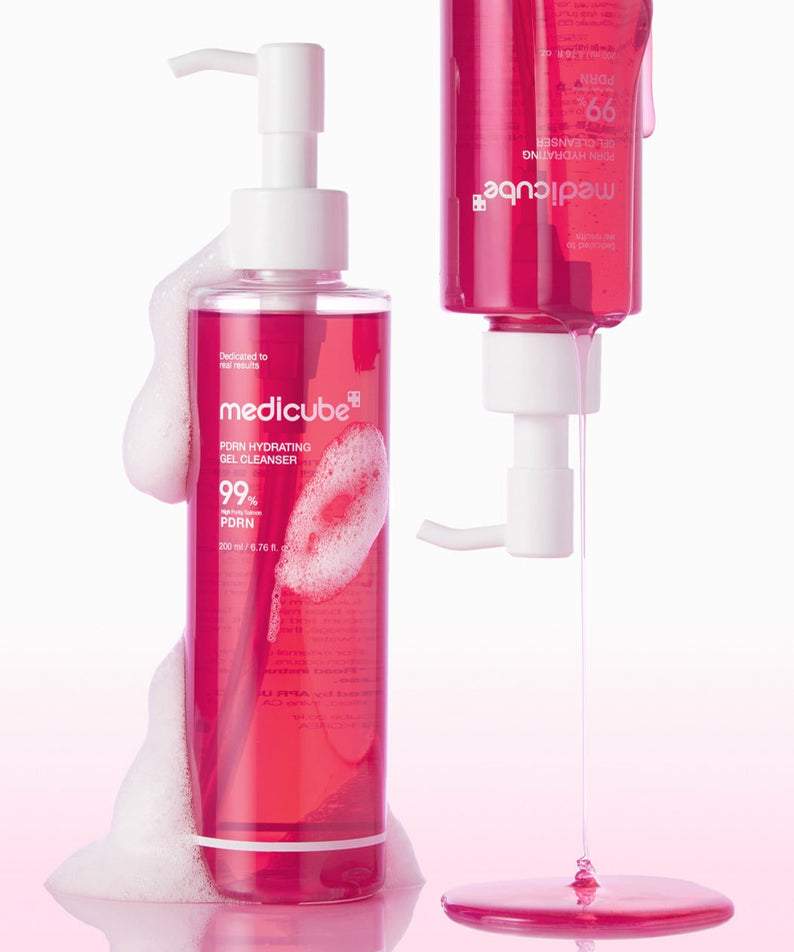 MEDICUBE PDRN Gel-To-Foam Cleanser 200ml, flacon rose avec mousse en contexte salle de bain, vue produit brand