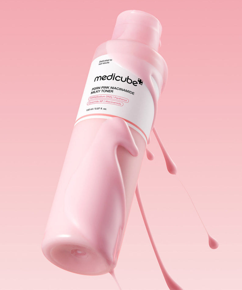 MEDICUBE PDRN Milky Toner Essence 150ml sur fond rose, produit de soin pour la peau