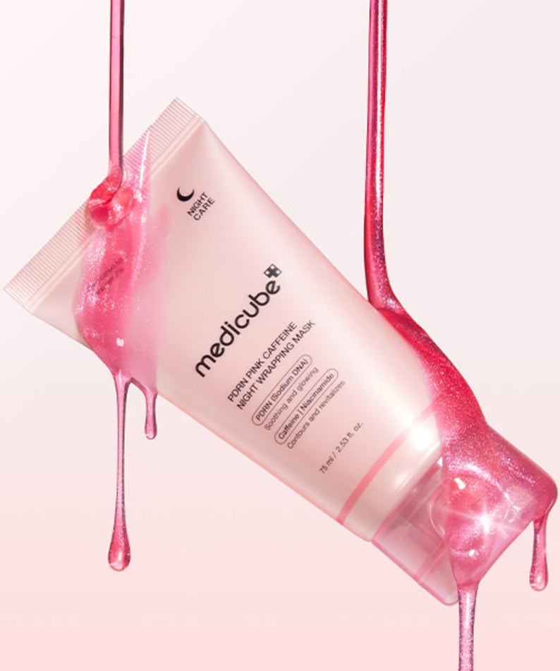 MEDICUBE PDRN Pink Caffeine Night Wrapping Mask 75ml, marque Medicube, flacon rose en contexte visuel gouttes de sérum
