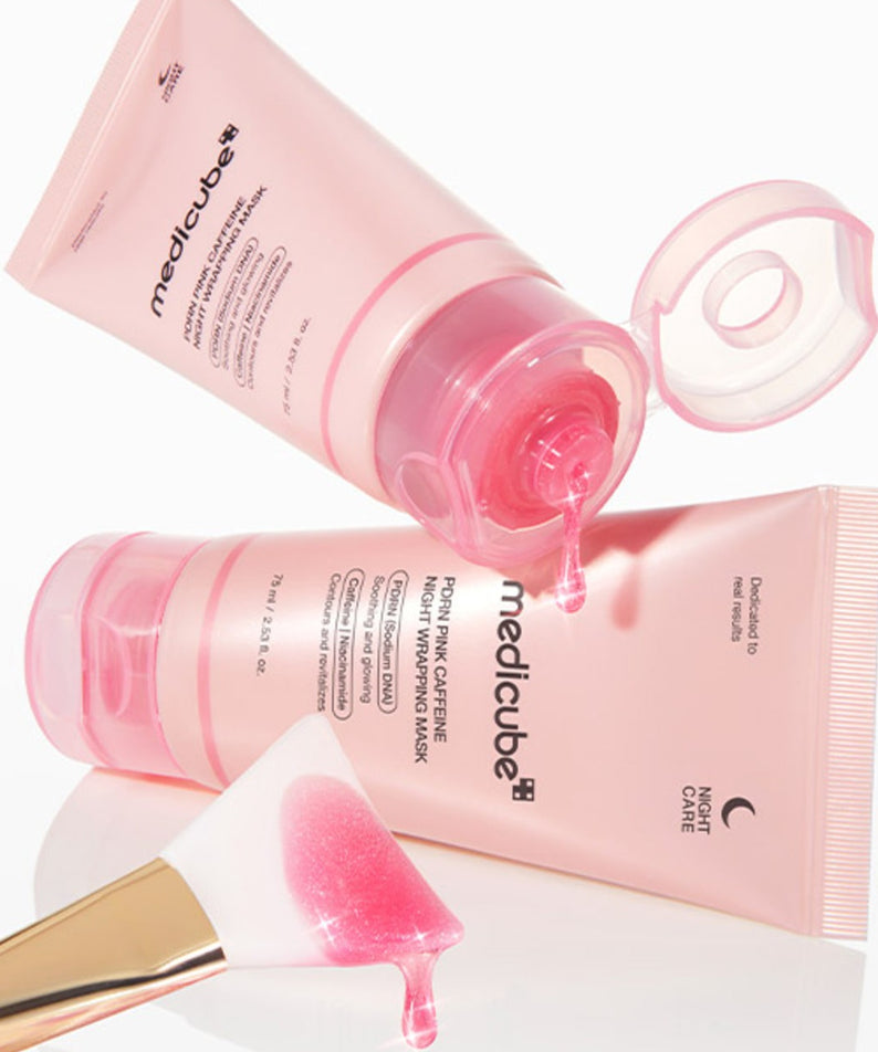 MEDICUBE PDRN Pink Caffeine Night Wrapping Mask 75ml : tubes roses de la marque, gel et applicateur, en contexte skincare