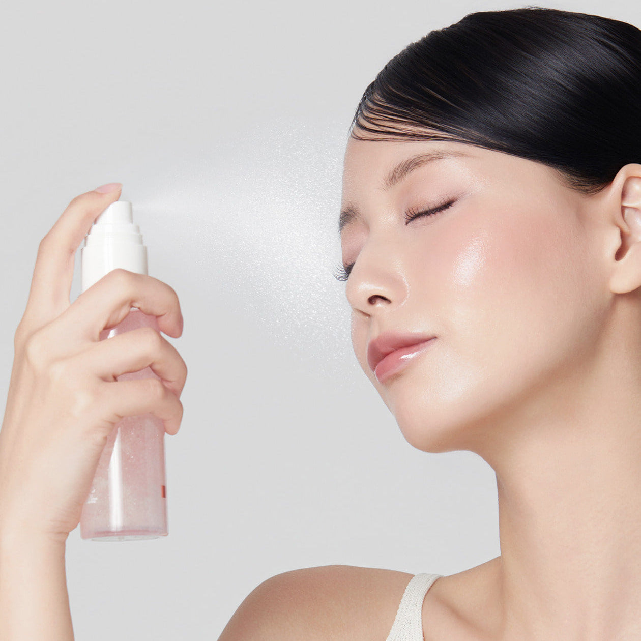 Décris l'image en français en mentionnant le produit, la marque et le contexte visuel : MEDICUBE PDRN Pink Collagen Jelly Mist Serum 100ml