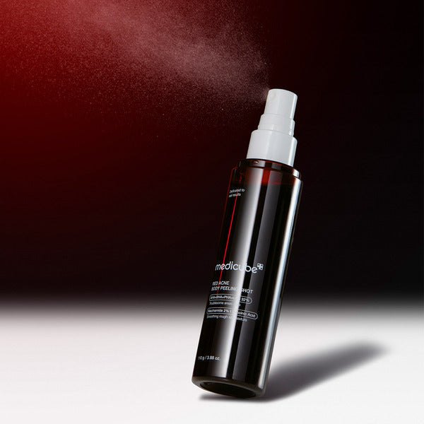 MEDICUBE Red Acne Body Peeling Shot 110g, flacon spray sur fond rouge et blanc, produit de la marque MEDICUBE en gros plan.