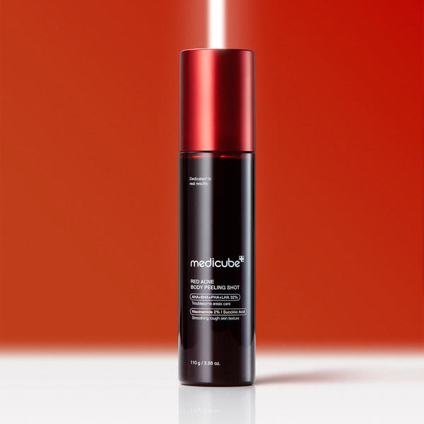 MEDICUBE Red Acne Body Peeling Shot 110g, flacon rouge sur fond orange uni, produit de la marque MEDICUBE.