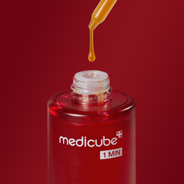 MEDICUBE Red Acne Succinic Acid Peel 40g, flacon rouge mediCube avec sérum jaune goutte sur fond bordeaux, soin visage