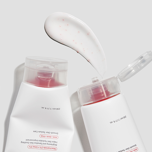 MEDICUBE Red Clear Capsule Body Lotion 230ml, flacons blancs avec capsule rouge et texture, sur fond clair, photo produit