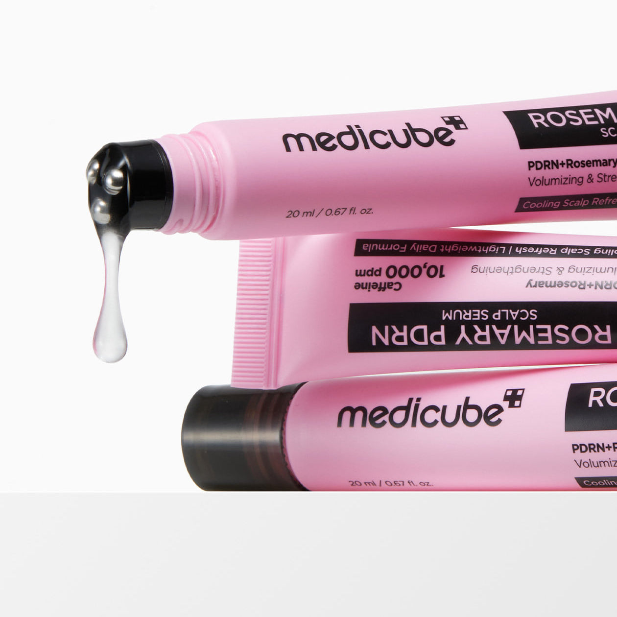 MEDICUBE Rosemary PDRN Scalp Ampoule 20ml de medicube, flacons roses sur fond blanc, vue rapprochée.