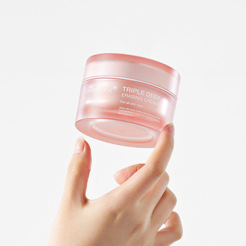 MEDICUBE Triple Collagen Cream 4.0 50ml, pot rose tenu par une main, fond clair, branding visible, soin visage