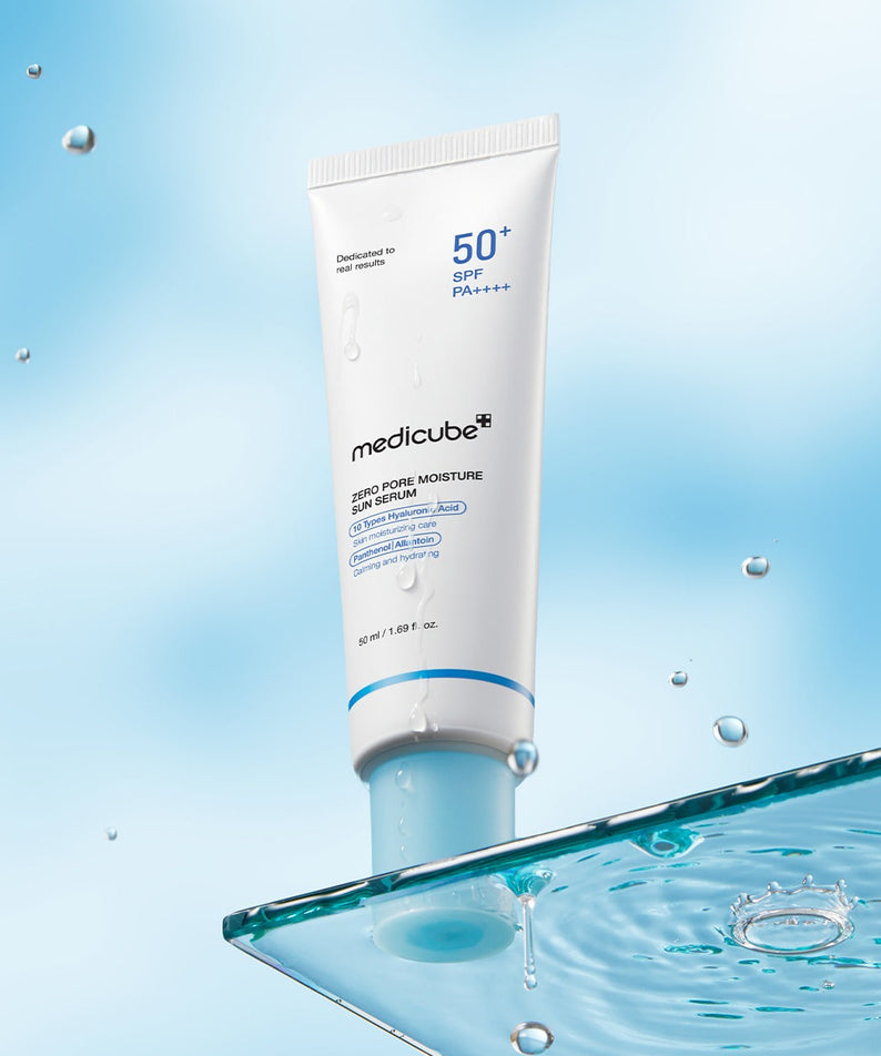MEDICUBE Zero Pore Moisture Sun Serum 50ml de la marque Medicube sur fond bleu avec éclaboussures d’eau, SPF 50+