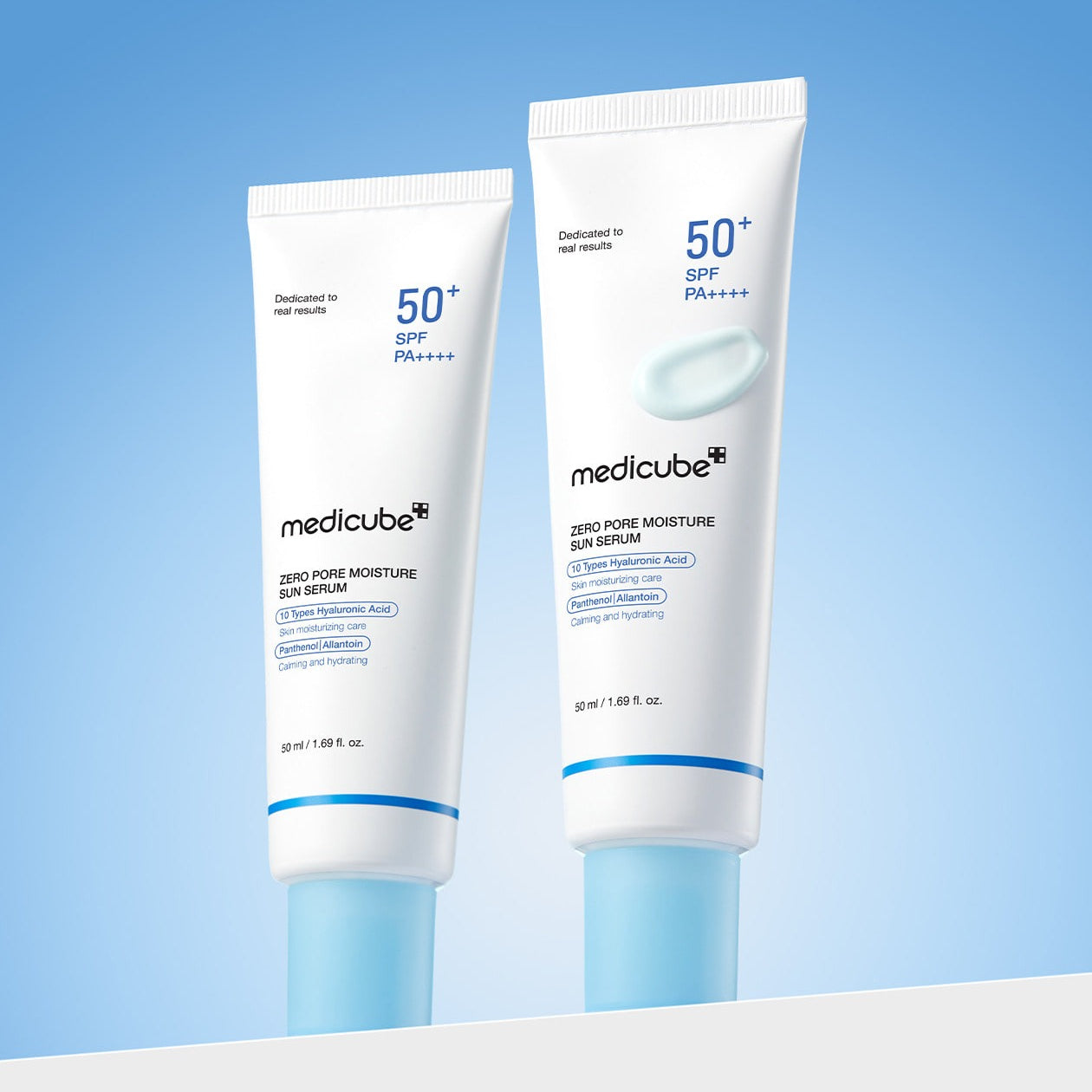 MEDICUBE Zero Pore Moisture Sun Serum 50ml, tubes solaires medicube sur fond bleu ciel, protection SPF 50+