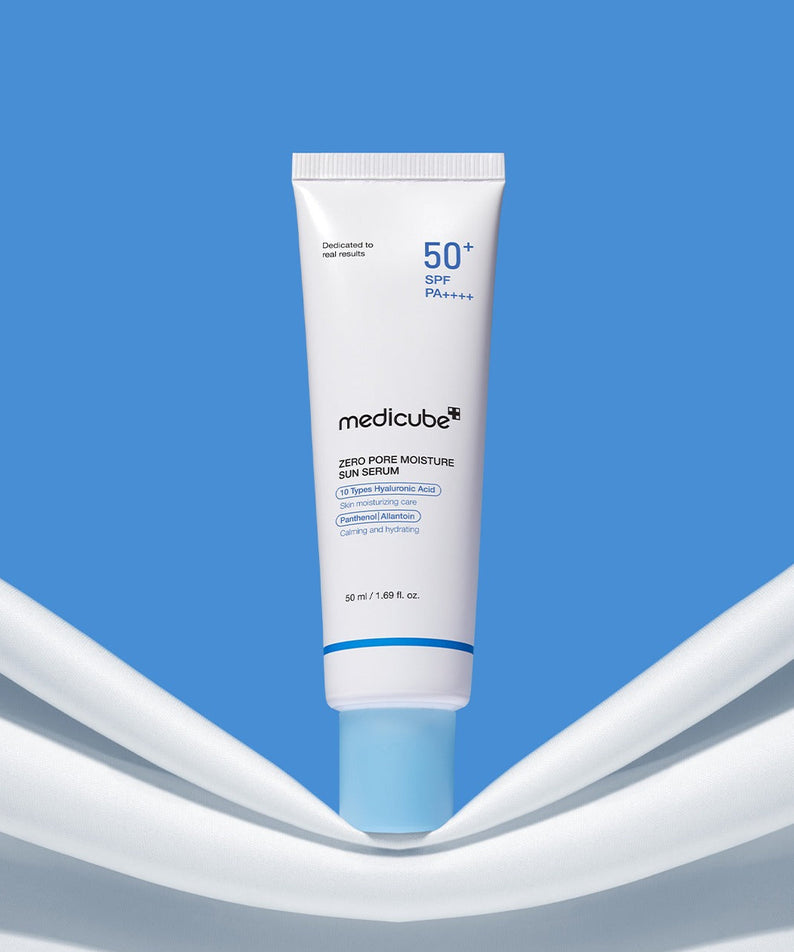 MEDICUBE Zero Pore Moisture Sun Serum 50ml, tube solaire SPF50+ sur fond bleu, produit de la marque medicube.